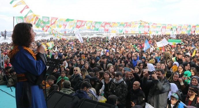 Li Geverê ciwanan qada Newrozê tejî kir