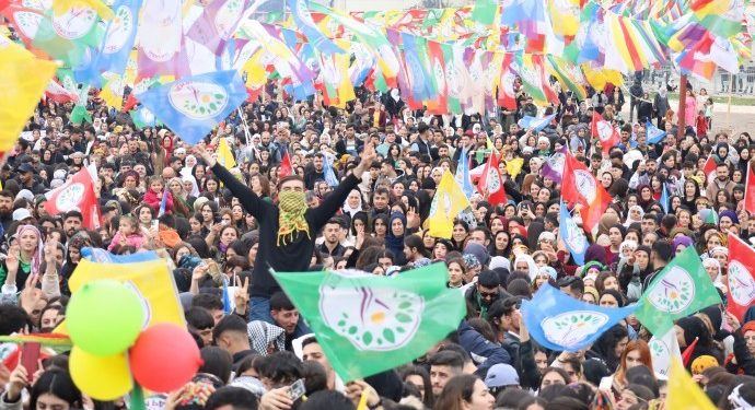 Newroza Nisêbînê: Li Washingtonê negerin, ji bo çareseriyê deriyên Îmraliyê vekin