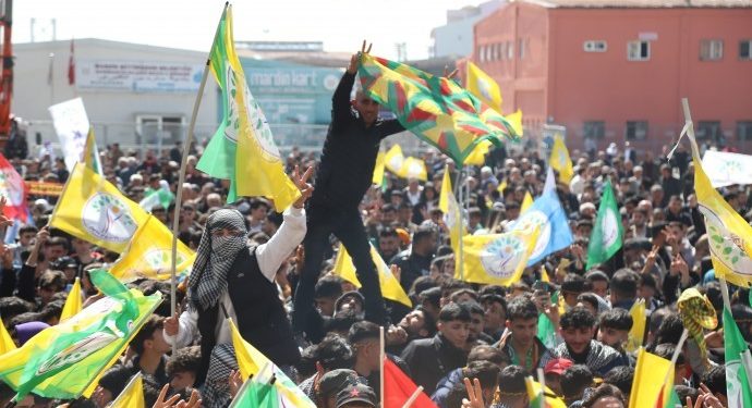 Agirê Newrozê bi cilên xwe vêxistin