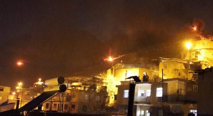 Ciwanan li çiyayên Qilebanê agirê Newrozê vêxist