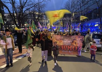 Meşa bi heybet a li Stûttgartê: “Em Newrozê diyarî Rêbertî dikin”
