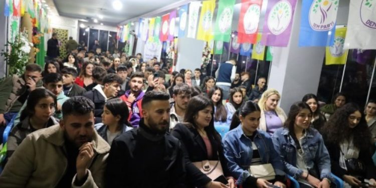 Li Qilebanê ciwanan pirs kirin namzetên hevşaredariyê bersivandin