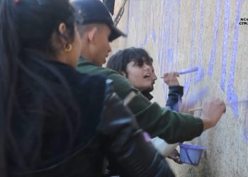 Jinên xwendekar ji bo 8’ê adarê diwaran boyax dikin