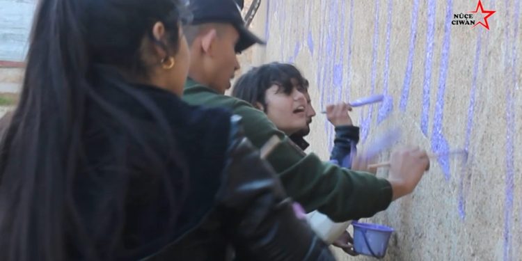 Jinên xwendekar ji bo 8’ê adarê diwaran boyax dikin