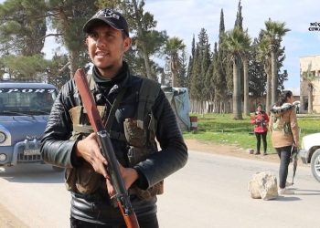 Hêzê Parastina Ciwanan li Şehba di kolanan de ye