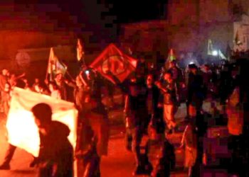 Ciwanên Kobanê di şeva Newrozê de meşiyan