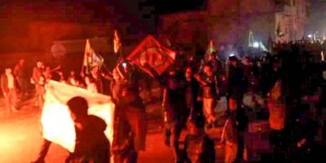 Ciwanên Kobanê di şeva Newrozê de meşiyan