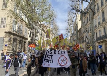 Bi pêşengiya TCŞ’ê ya Marsîlyayê bi hezaran kesî Newroz pîroz kirin
