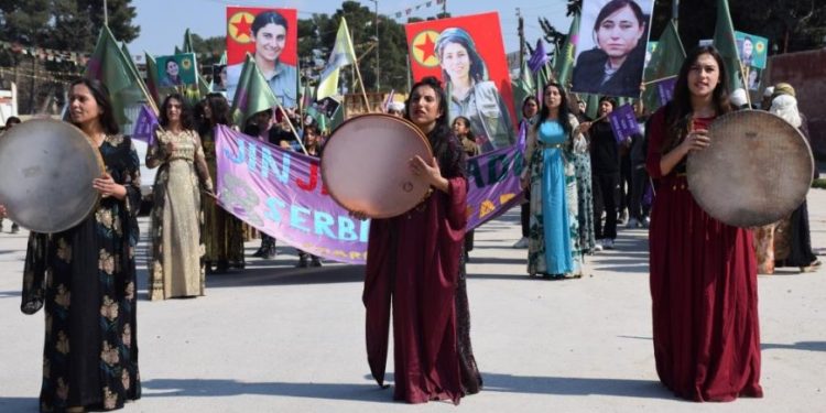 Jinên Ciwan ên Kobanê ji bo 8’ê adarê daketin qadan