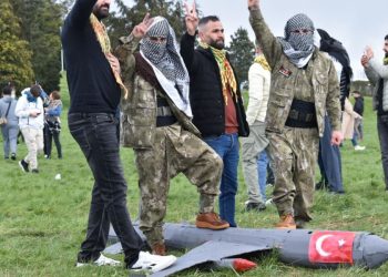 Ciwanên TCŞ’ê di Newroza Parîsê de keşifekî (temsilî) xistin xwarê