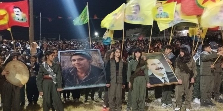 Mexmûriyan bi coşeke mezin agirê Newrozê gur kirin: Ev Newroza azadiya Rêber Apo ye