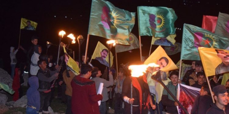 Li Minbicê bi boneya Roja Jinên Kedkar ên Cîhanê meşeke girseyî ya ji aliyê Yekîtiya Jinên Ciwan ve hat organîzekirin