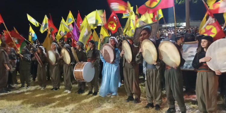 Mexmûriyan bi coşeke mezin agirê Newrozê gur kirin: Ev Newroza azadiya Rêber Apo ye