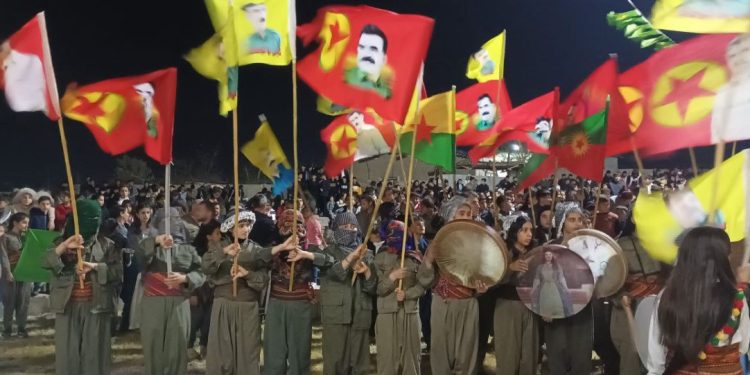 Mexmûriyan bi coşeke mezin agirê Newrozê gur kirin: Ev Newroza azadiya Rêber Apo ye