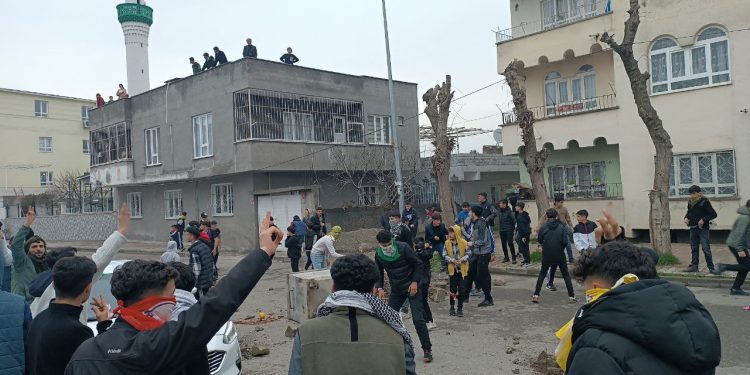 Êrîşa polîsan a li dijî meşa piştî Newrozê ya Êlih û Nisêbînê: Ciwanan bi keviran bersiv dan