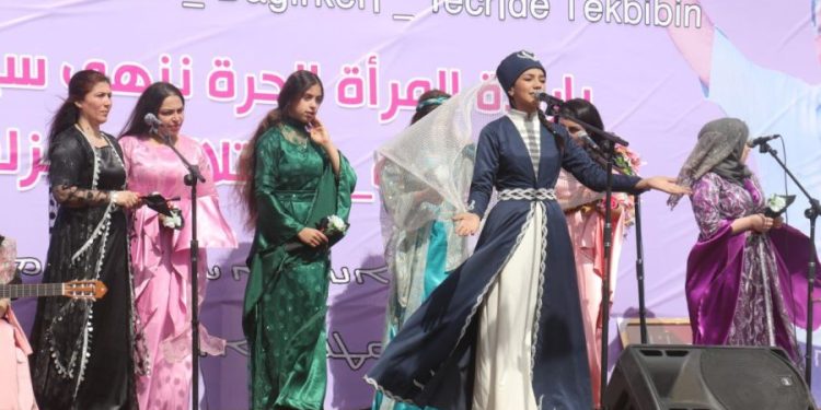 Jinên Dêrazorê bi şahiyekî 8’ê adarê pîroz kirin