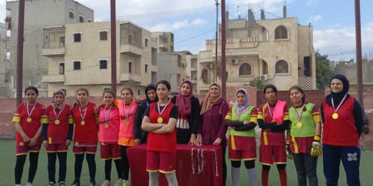 Li Reqa ji bo 8’ê adarê lîstokekî futbol ê jinên ciwan hat li darxistin