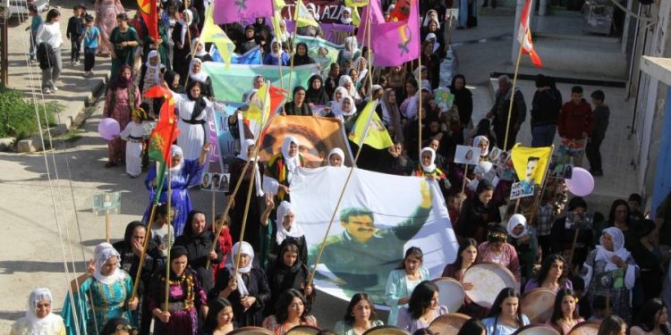 KJK’ê jinên ku keda xwe di pîrozbahiyên 8’ê Adarê de hebû, pîroz kir