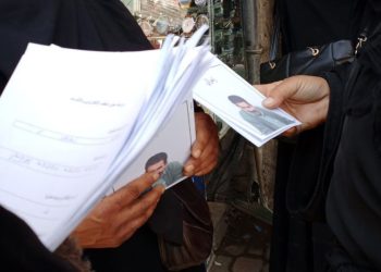 Jinên Ciwan ên Reqa broşûrên li ser rastiya Îmralî belav dikin