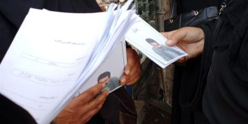 Jinên Ciwan ên Reqa broşûrên li ser rastiya Îmralî belav dikin