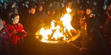 Li Helebê ciwanên PYD’ê agirê Newroz pêxistin