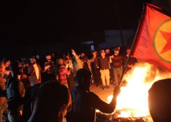 Ciwanên Kurd ên Reqa agirê Newrozê li dijî faşîzmê pêxistin