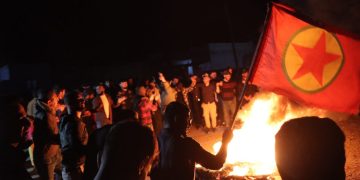 Ciwanên Kurd ên Reqa agirê Newrozê li dijî faşîzmê pêxistin