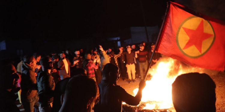 Ciwanên Kurd ên Reqa agirê Newrozê li dijî faşîzmê pêxistin