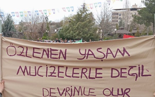 Li Midyadê bi hezaran kes li dora agirê Newrozê kom bûn