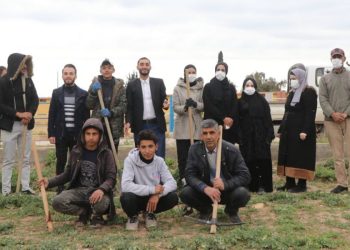 Li Reqa bi boneya roja daran ciwan û şênî 100 dar çandin