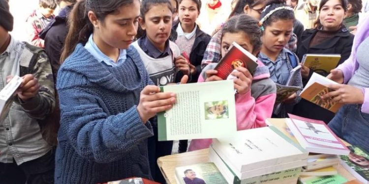 Yekîtiya Jinên Ciwan Xebatên danasîna fikrê Rêber APO didin meşandin