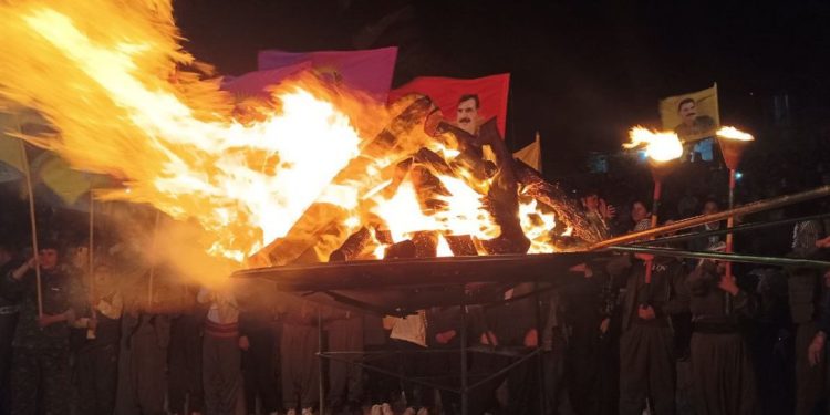 Mexmûriyan bi coşeke mezin agirê Newrozê gur kirin: Ev Newroza azadiya Rêber Apo ye