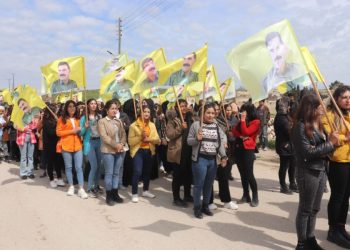 Yekitiya Jinên Ciwan a Kobanê ji bo Rêber APO meşiyan