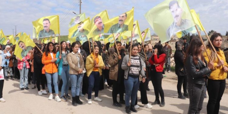 Yekitiya Jinên Ciwan a Kobanê ji bo Rêber APO meşiyan