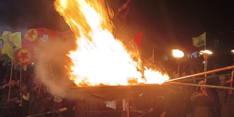 Mexmûriyan bi coşeke mezin agirê Newrozê gur kirin: Ev Newroza azadiya Rêber Apo ye