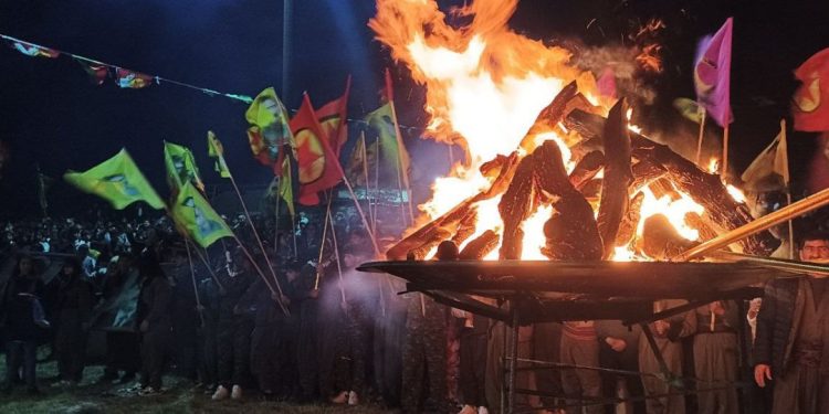 Mexmûriyan bi coşeke mezin agirê Newrozê gur kirin: Ev Newroza azadiya Rêber Apo ye