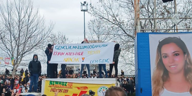 Newroza Amedê: Dirûşma ‘Bijî Serok Apo’ ji qadê bilind dibe