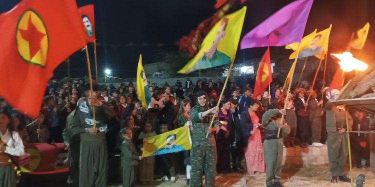 Mexmûriyan bi coşeke mezin agirê Newrozê gur kirin: Ev Newroza azadiya Rêber Apo ye