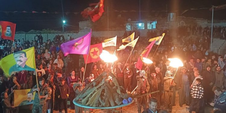 Mexmûriyan bi coşeke mezin agirê Newrozê gur kirin: Ev Newroza azadiya Rêber Apo ye