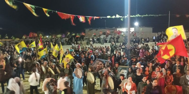 Mexmûriyan bi coşeke mezin agirê Newrozê gur kirin: Ev Newroza azadiya Rêber Apo ye