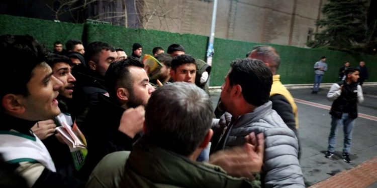 Mudaxeleya polîsan a li hemberî ciwanên ku li Elîhê belavok belav dikirin