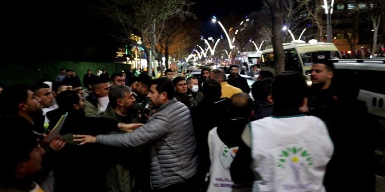 Mudaxeleya polîsan a li hemberî ciwanên ku li Elîhê belavok belav dikirin