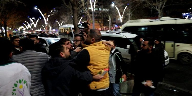 Mudaxeleya polîsan a li hemberî ciwanên ku li Elîhê belavok belav dikirin