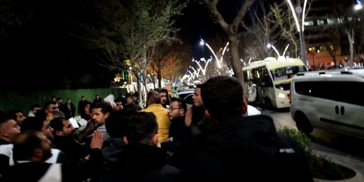 Mudaxeleya polîsan a li hemberî ciwanên ku li Elîhê belavok belav dikirin