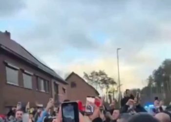 Li Brukselê, faşîstan êrîşî malbateke Kurd lê dima kirin û xwestin bişewitînin