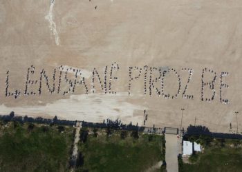 Xwendevanên Mexmûrê bi 400 wêneyên Rêber Apo 4’ê Nîsanê pîroz kirin