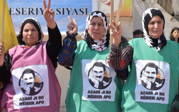 Ji bo azadiya Rêber APO nêzî 3 milyon û 700 hezar îmze hatin kom kirin