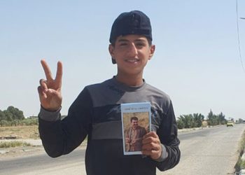 Li Tebqa ciwanan broşûrên derbarê jiyana Rêber Apo belav dikin