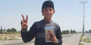 Li Tebqa ciwanan broşûrên derbarê jiyana Rêber Apo belav dikin