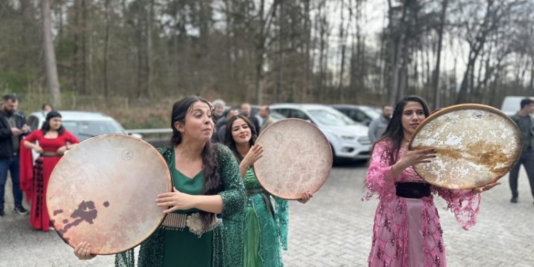 Ciwanan li Bernê rojbûna Rêber APO pîroz kirin